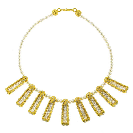 Gentle Hold Pearl Necklace